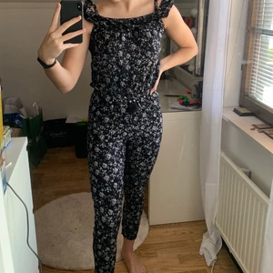 JUMPSUIT - Superfin jumpsuit med långa ben och fickor! Snygga detaljer vid axlarna och i midjan och dessutom har denna fickor! Strl. XS och säljes då den är för liten för mig och alltså aldrig använd! 