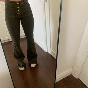 Super fina mörk gröna lågmidjade jeans från zara som tyvärr inte kommer till användning💗  Jag är 1,65 och de är lite för långa för mig