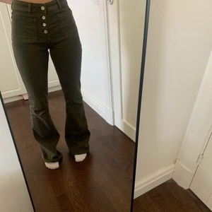 Zara jeans - Super fina mörk gröna lågmidjade jeans från zara som tyvärr inte kommer till användning💗  Jag är 1,65 och de är lite för långa för mig
