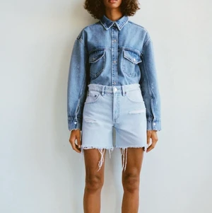 Jeansshorts - Jättesnygga jeansshorts från zara som tyvärr var för små. As snyggt nu till sommaren!! Köpta för 250kr, aldrig använda prislappen sitter kvar!❣️