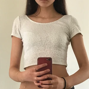 Spets croptop - Fin croptop! Är lite nopprig, och är som broderad eller har typ spets, möts i Uppsala eller så står köpare för frakt💗