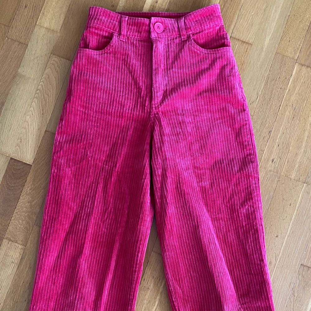 Säljer mina rosa manchesterbyxor!! De är knappt använda och är i superfint skick. Köparen står för frakten 📦 Nypris: 350kr 💗. Jeans & Byxor.