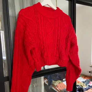 Röd stickad tröja. Den är relativt croppad! Inga defekter. 🌞skriv om du har några frågor