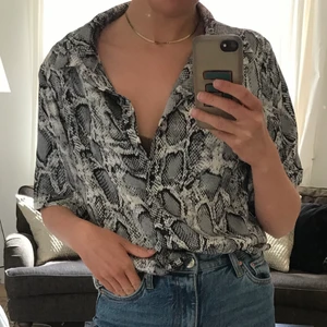 ”Silkes”-skjorta - ”Silkes”-skjorta ifrån rut&circle i ormskinn. Stl S. Kan mötas upp, om levereans står köparen för frakt.