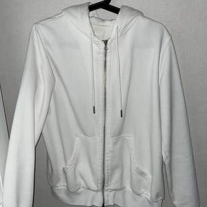 Vit zip-up hoodie från H&M. Köpt för ungefär 3 år sedan men sällan använd. Säljer för den inte kommer till användning. Köparen står för frakten:)