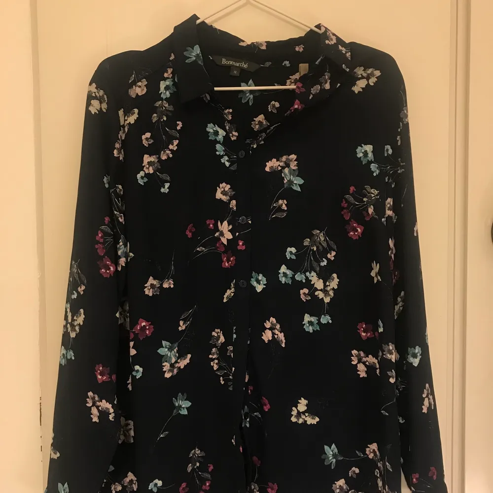 Navy shirt with flower print in perfect condition from the brand Bonmarche. Size is UK 12. Purchased from Bonmarche store in the UK.. Blusar.