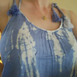 Tie dye topp från Boohoo strl. 34 - Tie dye topp i blått och vitt från Boohoo med knytning på axlarna med tofsar på, slits i ryggen. 