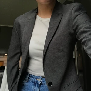 Grå kavaj - Grå kavaj som aldrig är använd pga att jag har så många kavajer, köpt på secondhand☺️☺️ passar bra på mig som är vanligtvis en S och är 171 cm lång!