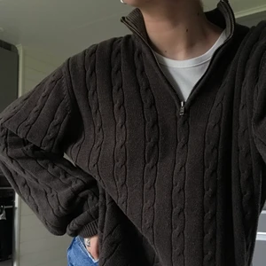 Tröja - Trendig tröja köpt på secondhand, aldrig använd 🤎🤎sitter snyggt oversized på mig som är 171 cm och är en S, passar många storlekar!