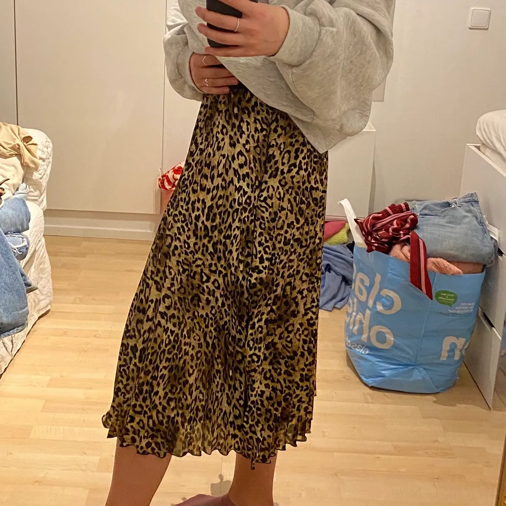 Fin plisserad leopardkjol från H&M! Kjolen är storlek 38 och säljer den för 100kr! . Kjolar.
