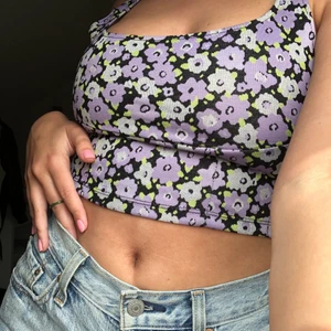 Topp Zara - Söt sommar topp från Zara🌸 Storlek L (väldigt liten i storleken så kan passa M till S)