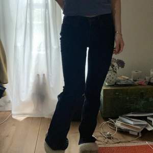 Fina mörkblå lågmidjade jeans från levis. Sitter ganska tight på mig,  brukar ha storlek 27 i vanliga fall. 