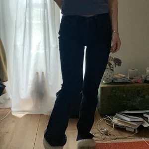 Lowwaist levis jeans - Fina mörkblå lågmidjade jeans från levis. Sitter ganska tight på mig,  brukar ha storlek 27 i vanliga fall. 