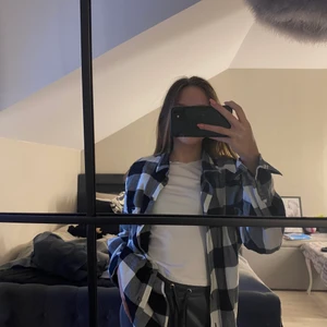 Flanell skjorta - Vit och svart flanell skjorta🖤🤍 endast använd 1 gång! Köparen står för frakt!