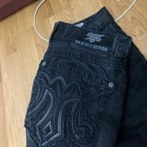 Jeans - Sjukt coola jeans, för stora för mig. I bra skick och ser ganska avslappnade ut, Frakt tillkommer ✨