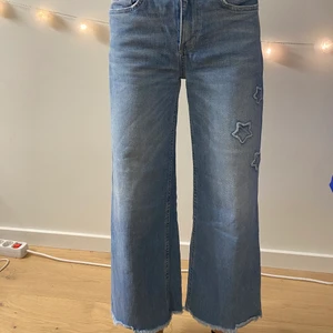 Jeans - Jättesnygga odd Molly jeans med fina detaljer, stjärnor på framsidan och små detaljer på bakfickorna. Skön passform. 😁😁 sällan använda. Storlek 26