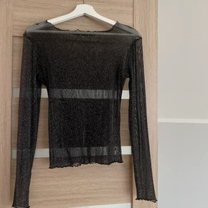 Glittrig tröja - Glittrig tröja som endast är använd 1 gång på en tematest, den är i storlek L men passar en M