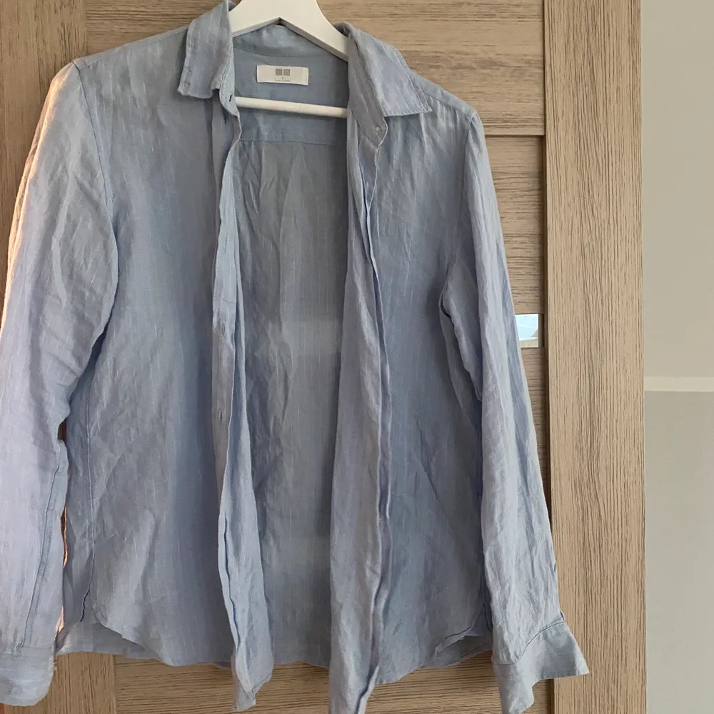 Snygg linneskjorta i en fin blå färg från uniqlo, storlek L men sitter som en M. Skjortor.