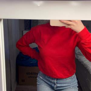 Snygg röd sweatshirt i mockneck-style från NA-KD. Använd kanske 2 gånger! Storlek XXS men passar även XS. Köpt för 249kr, säljer för 160kr. Gratis frakt.
