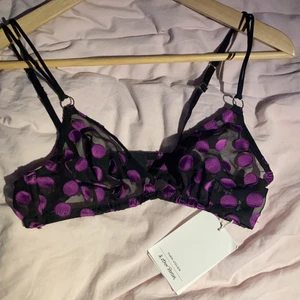 Bh från & other stories - Säljer denna jättefina mesh bhn med prickar i sammet! Köpt på & other stories för 290kr, helt oanvänd då den var för liten, prislapp kvar!