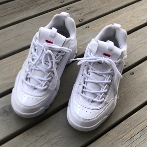 Fila skor - Säljer ett par Fila skor få tal gånger använda så nästan som nya storlek: 38, köpta för 1100 säljer för 800 inklusive frakt (Är fler intresserade aktiveras budgivning)