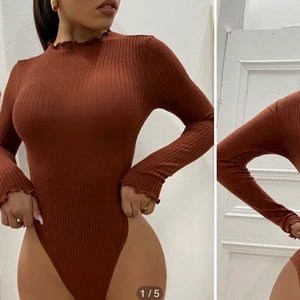 Bodysuit - En bodysuit i en super fin färg som är i ett ribbstickat material.