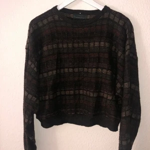 Stickad tröja - Vintage brun stickad tröja med dark academia ”vibes” från Beyond retro. Sticks inte alls! Storlek M.  Köparen står för frakt!