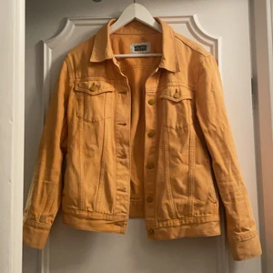 Gul jeansjacka från Weekday  - Säljer en svinsnygg gul jeansjacka från weekday. Storlek S! Först till kvarn! 