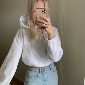 Hoodie i fint skick 💕 - Säljer då den inte kommer till användning längre. Med resår i midjan och vid händerna. 🌞