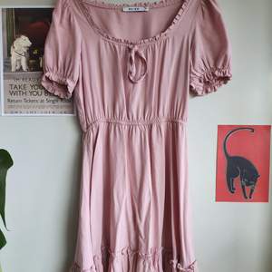 Söt rosa klänning från nakd, perfekt till sommaren. Klänningen är lite nopprig (se sista bilden)