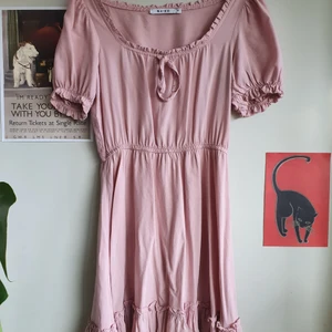 Rosa klänning  - Söt rosa klänning från nakd, perfekt till sommaren. Klänningen är lite nopprig (se sista bilden)