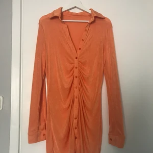 Orange klänning - With Jéan dupe som jag köpt på plick!🧡 Skulle säga att den är skarpare orange i verkligheten! Tyget är väldigt stretchigt och glansigt! Skulle säga den bäst skulle passa M/L men funkar även på en S om man vill ha den oversize! Finns inget att anmärka på på skicket!💛 Priset är inklusive frakt💚