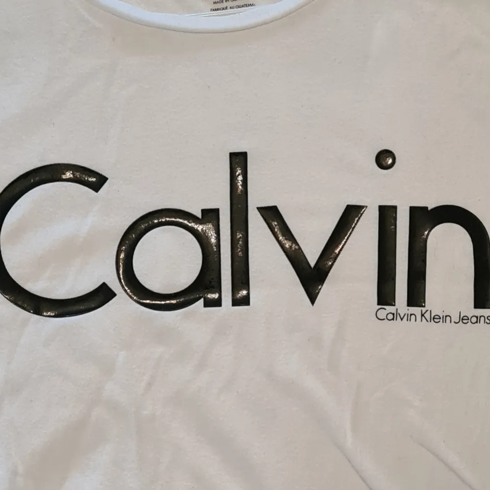Vit Calvin Klein tshirt med trendigt tryck! Strl M men passar på mig som är S💕. T-shirts.