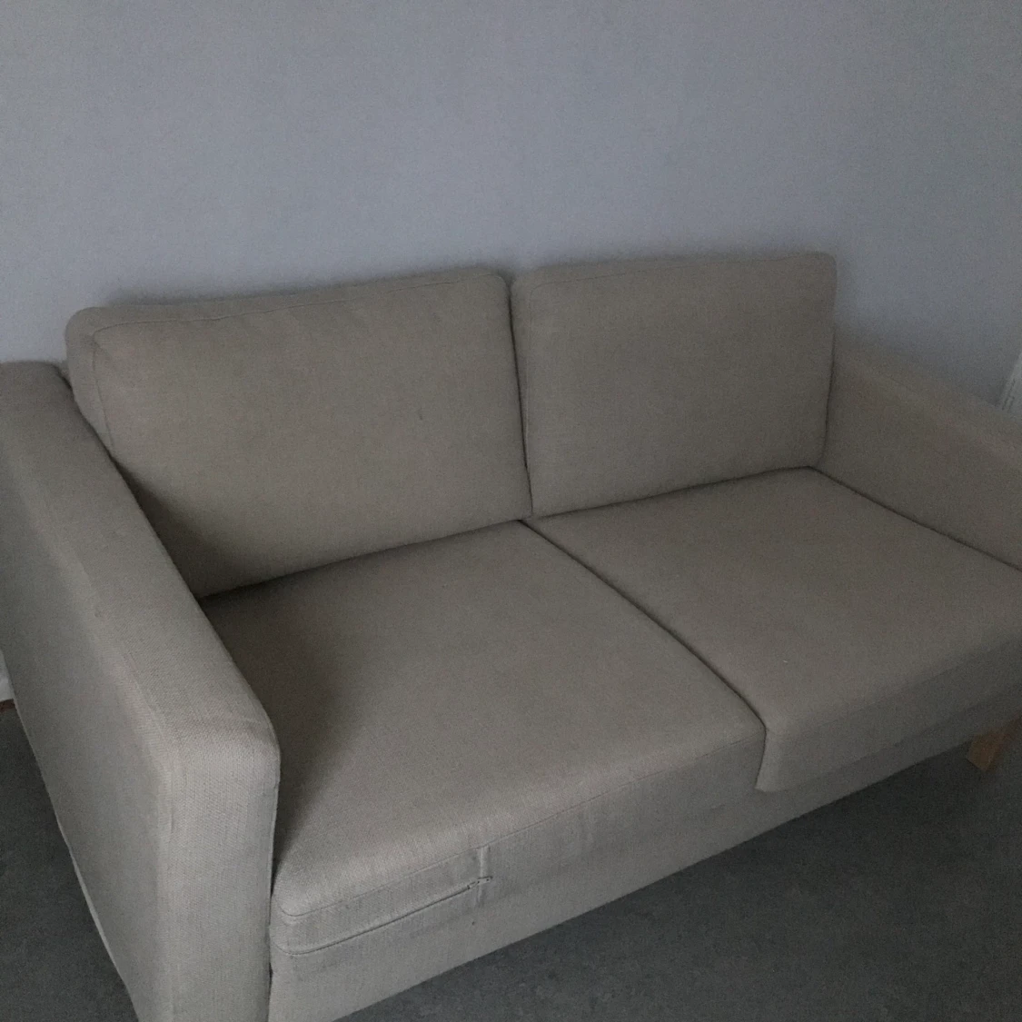 Beige soffa med två sits