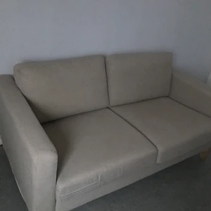 Beige soffa med två sits - Säljer en beige soffa från chilli.se för 1000 kr, helt felfri. Dm för mer info! 