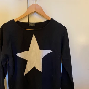 Tröja  - Super gullig tröja från Kappahls barnavdelning i strl 158-164 men passar med med S också! Lite nopprig och skicket skulle jag säga är helt okej. Samt att det finns ett litet hål vid stjärnan som knappt syns☺️