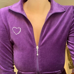 söt zip-up  - Söt zip-up som är köpt second hand men knappt använd av mig. I fint skick 🥰 Skön och söta detaljer i silver! 🤍 