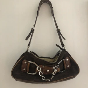 Brun väska - Skit ball brun väska med coola silver detaljer. Köpt på humana för 190kr. Säljer pga att den inte kommer till användning😢