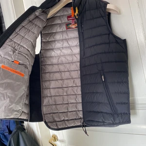 Parajumper - En nästan helt ny parajumper väst i ett väldigt bra skick