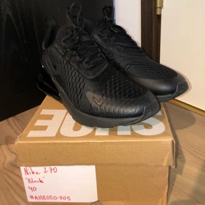 Nike 270  - Nike 270 ’black’ storlek 40. Skorna är i jättebra skick, uppskattad condition (9/10). Inga skador överhuvudtaget och ser ut som helt nya fresh out the box. Original låda medföljer tyvärr inte..  pris kan diskuteras vid snabb affär!