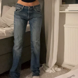 Levis jeans - Jätte snygga vintage Levis 501, lågmidjade med hål på vänster knä, storlek W30 L34 jag brukar vanligtvis ha W26/27 L30 och storlek S men passar perfekt på mig. Lite slitningar längst ner men inget som syns eftersom dom går över skon. Jag är ca 170 och de är långa i benen, lite baggy i modellen 