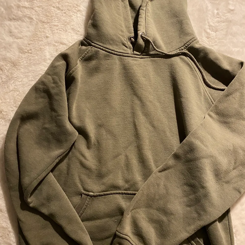 Mörkgrön hoodie, sitter jättefint men har för många:/. Hoodies.