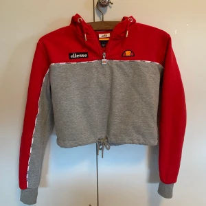 Ellesse Hoodie  - Ellesse magtröja. Flitigt använd men i fint skick utan defekter (endast lite knopprig). Priset är exklusive fraktkostnaden.