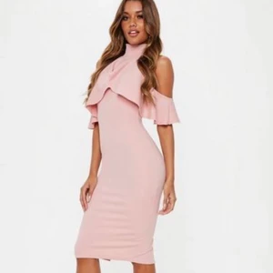 Missguided klänning  - Ljusrosa midiklänning från Missguided. Har använd en gång. 