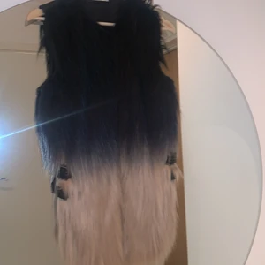 Päls skinn väst - Vintage fejk päls skinn väst. Multicolour svart och beige. 