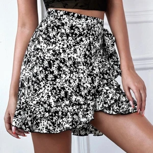 Kjol (XS) - Säljer en jättefin volangkjol😍 •Storlek XS •Knyt i midjan  •2 Knappar i midjan • Svart vit med blommor  •Vanlig XS storlek •100kr + frakt •Endast testad Fler frågor eller bild på kjolen fråga gärna! 🤩🥰