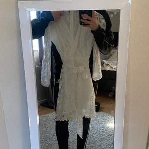 Vit klänning - Säljer denna supersnygga vita student/sommar klänning då den var för liten för mig. (därav får jag inte på mig den).       Helt ny, lappen och påsen är kvar.                                            Frakten är inräknad i priset. Ny pris (500kr)💕