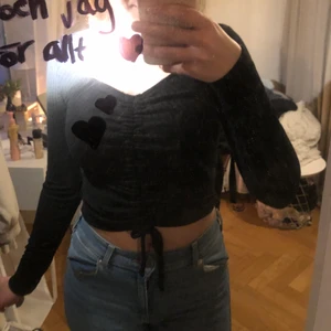 Tröja med snörning - (Förlåt för dåliga bilder) Säljer en svart tröja från Newyorker! Så sjukt fin men har flera likadana så säljer den här för den inte kommer till användning, jätte skönt material 