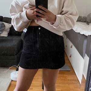 Kort Manchesterkjol  - Supersnygg svart mancheterkjol från Monki! 😍