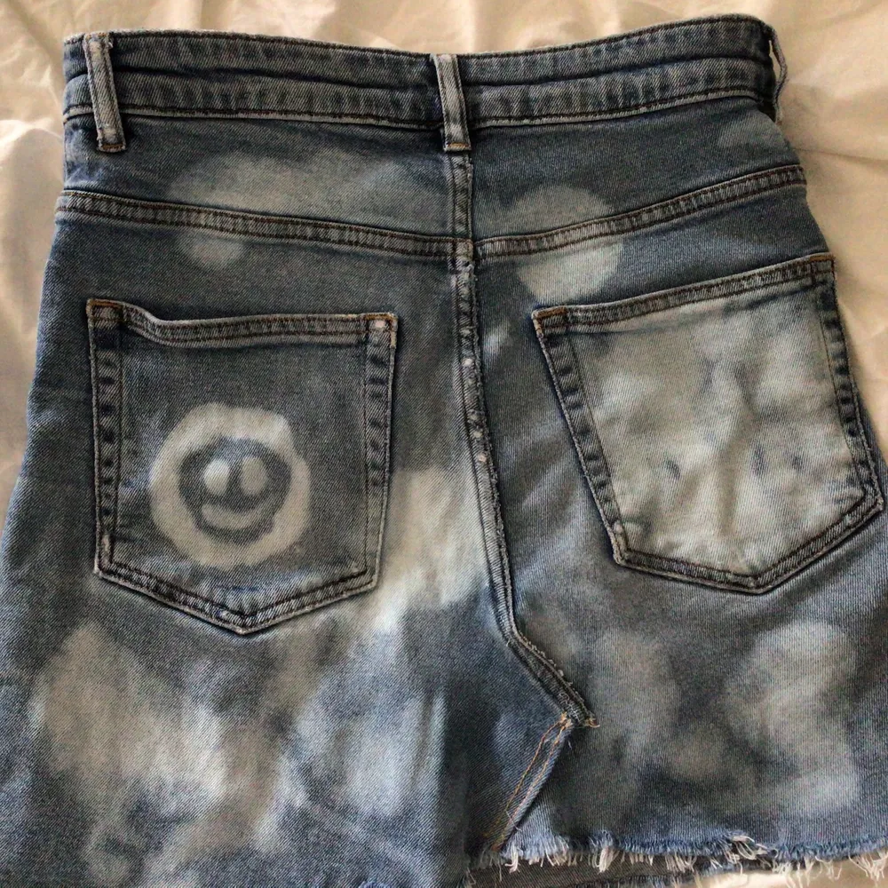 Jeanskjol som jag har sytt av ett par gamla byxor. Blekt mönster på baksidan! Tyvärr ett litet hål nära vänstra fickan på baksidan!. Kjolar.